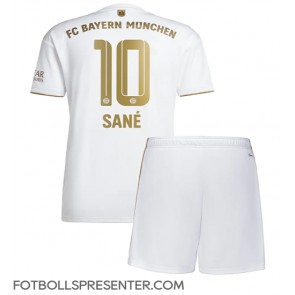 Bayern Munich Leroy Sane #10 Bortatröja Barn 2022-23 Kortärmad (+ korta byxor)